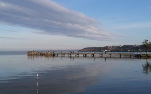 Рыбалка с причала на Днестровском лимане в Овидиополе Одесской области