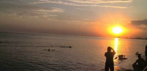 Риболовля на затоці у Бердянську в Запорізькій області