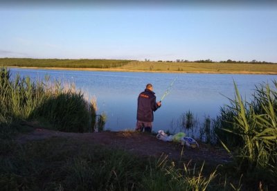 Рибалка на ставку № 6 у селі Заповітне Кам'янсько-Дніпровський р-н. Запорізька обл.
