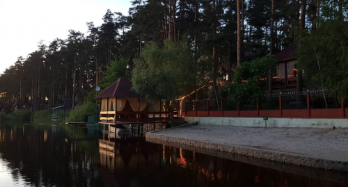 Рибальська база «Дніпровська затока» у Черкаській області 