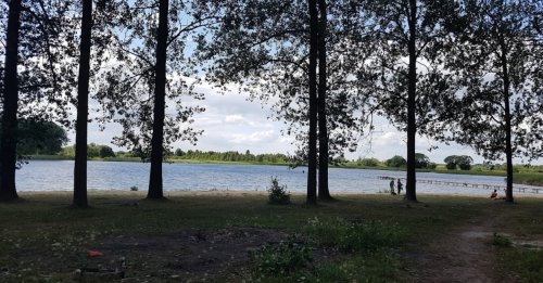 Рибалка у селі Уховецьк на озері Ухове 