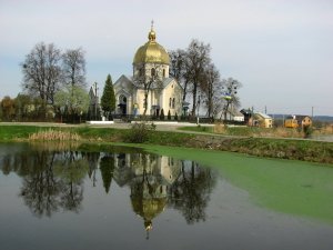 Озеро возле церкви в Дублянах Львовской области
