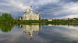 Пруд возле церкви в Сокольниках Львовской области