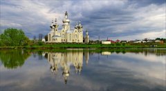 Пруд возле церкви в Сокольниках Львовской области